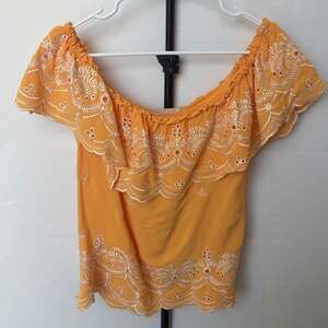 Gibson & Latimer Yellow Embroidered Off-The-Shoulder Eyelet Ruffle Blouse Medium